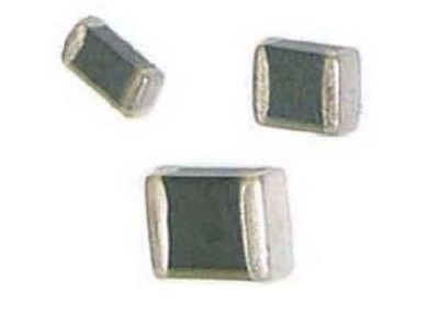 Dispositifs antiparasites passagers de tension de varistance de MOUVEMENTS de puce de protection de montée subite de SMD 0402 14V 10A 1005 multicouche normaux