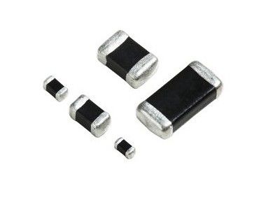 Dispositifs antiparasites passagers de tension de varistance de MOUVEMENTS de puce de protection de montée subite de SMD 0402 14V 10A 1005 multicouche normaux