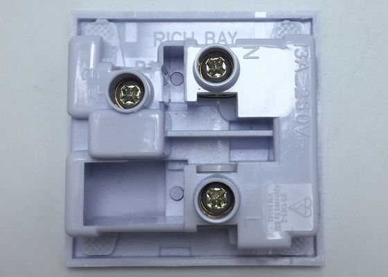 Le BSI a approuvé les prises et les prises électriques BS 1363 de la prise RB-02 du débouché 3 de Polonais 13A 250V de mur de puissance BRITANNIQUE femelle britannique de panneau
