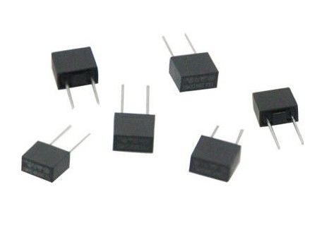 En forme de boîte plombés radiaux de carte PCB de ccc CQC PSE ralentissent le fusible miniature MST 002 2A 250VAC 300V 400V 8.35x7.7mm de coup