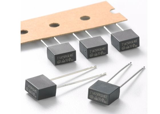 En forme de boîte plombés radiaux de carte PCB de ccc CQC PSE ralentissent le fusible miniature MST 002 2A 250VAC 300V 400V 8.35x7.7mm de coup